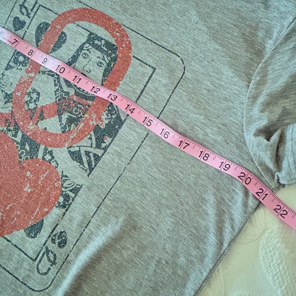 Gray Graphic T-Shirt with Red Queen of Hearts playing card Design size Large - Picture 5 of 6